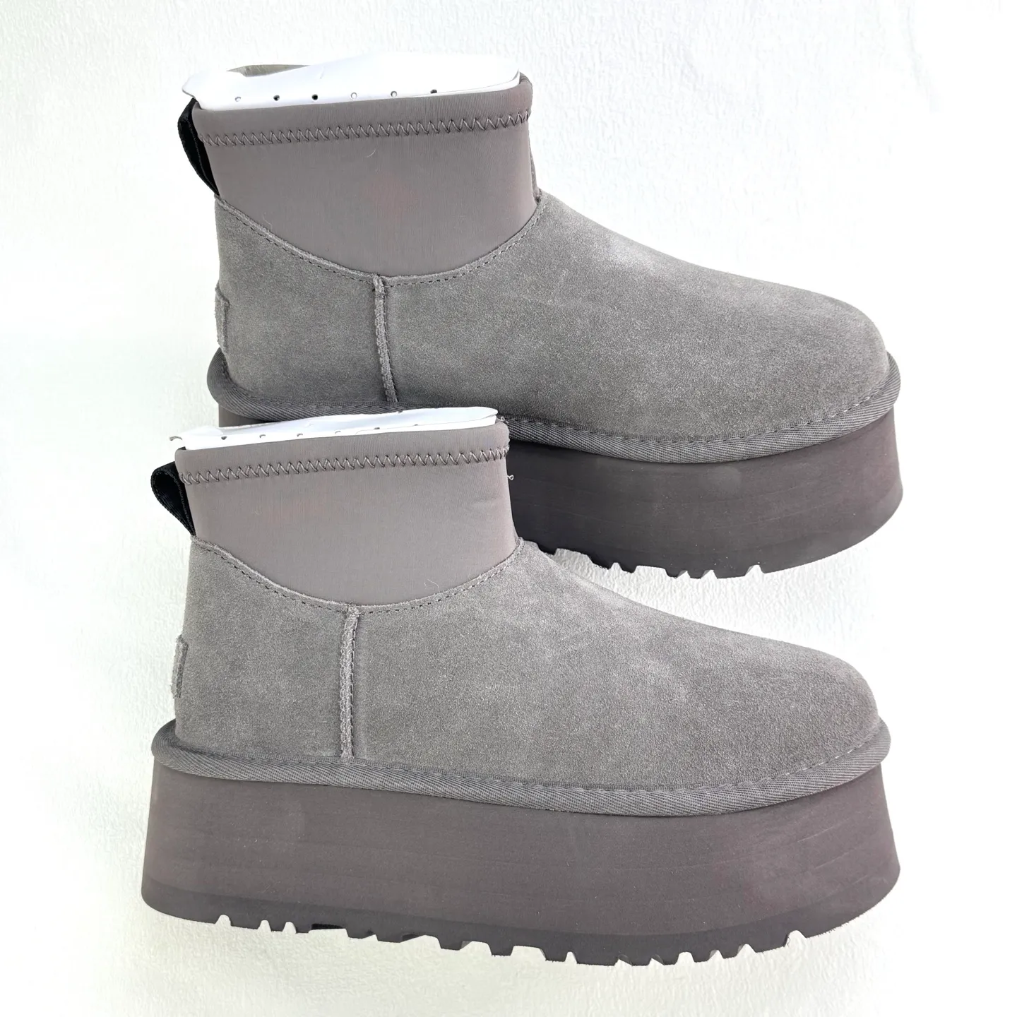 Self-pickup 💰480 Dilireba's same style short boots 2024 latest short elastic boots UGG Dipp boots Mini elastic all-in-one snow boots Short, low, elastic, thick sole 5CM style Upper design Made of high-quality suede, easy to care for, comfortable and fashionable at the same time. The inner material of the shoe is made of wool. It is warm and heat-locking to keep you warm in the winter. Sole design is lightweight and cushioning, making it comfortable to go out on the street. EVA outer disc makes walking easier FD official item number: 1168170 Size: 35 36 37 38 39 40